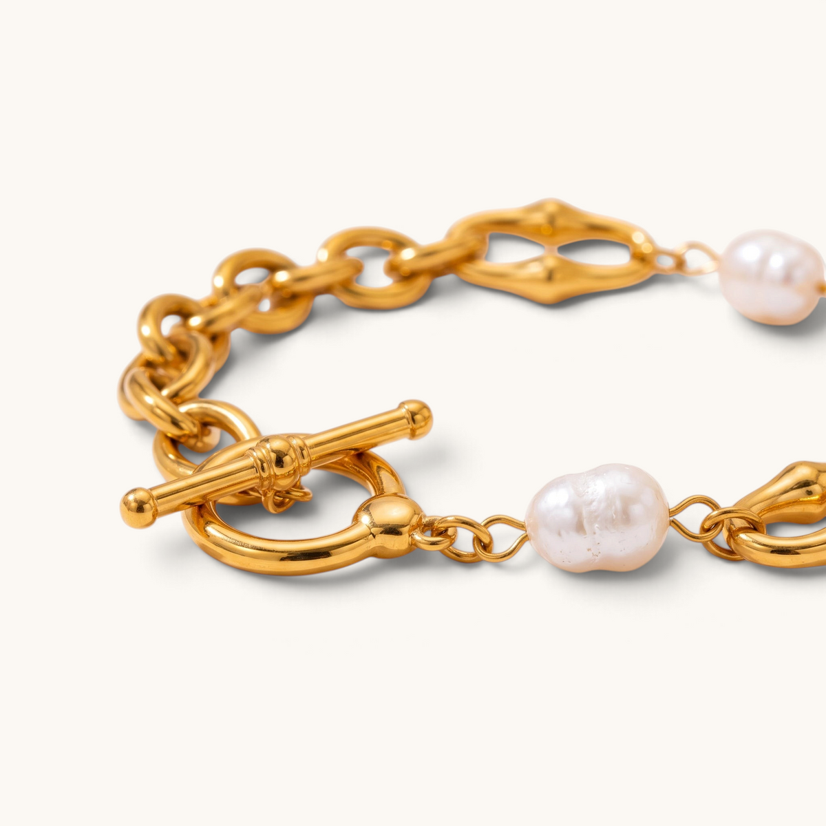 Feetz & Co. Perla anklet featuring gold-tone oval chain links and baroque freshwater pearls with a toggle clasp.