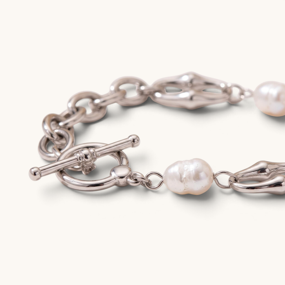 Feetz & Co. Perla anklet featuring a silver-tone oval-link chain with baroque freshwater pearls and a toggle clasp.